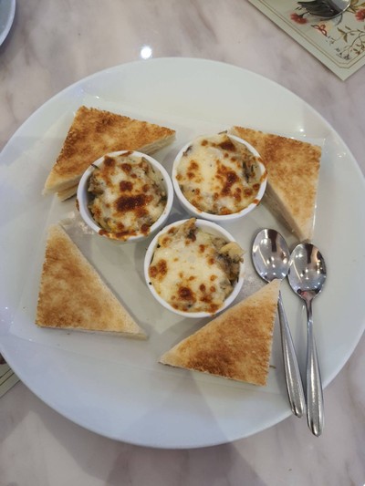 หอยลายอบชีส และขนมปัง