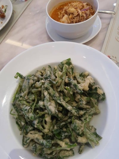 ยำผักบุ้งกรอบ