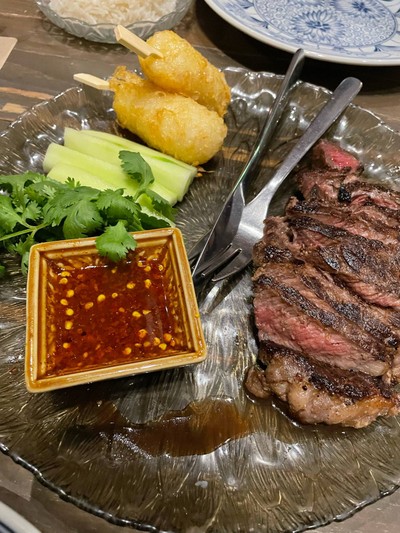 เนื้อโคขุนย่างจิ้มแจ่วอีสานข้าวจี่