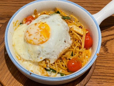 สปาเกตตีสไปซี่ครีมแฮมเบิร์กหมูอบชีส