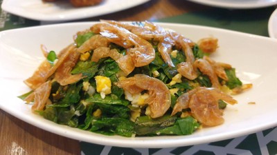 ใบเหลียงผัดไข่ใส่กุ้งเสียบ