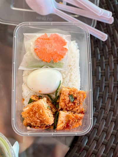 ข้าวไก่แซ่บ