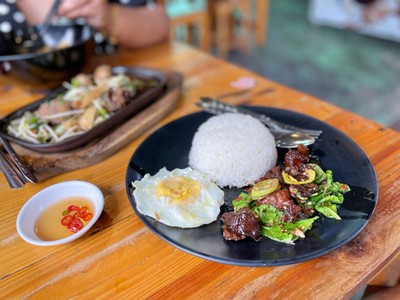 🍛 ข้าวกะเพราเอ็นเนื้อตุ๋นไข่ดาว. (ราคา 80 บาท)