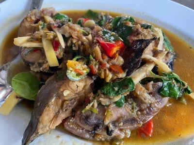 ปลาดุกทะเลผัดเผ็ด