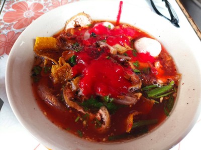 เส้นใหญ่เย็นตาโพต้มยำ