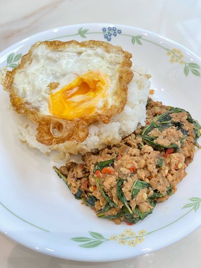 ข้าวราดกระเพราหมูสับ ไข่ดาว