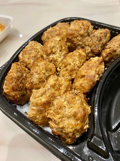 หมูก้อนทอดคุณนายจุ๋ม 12 ชิ้น