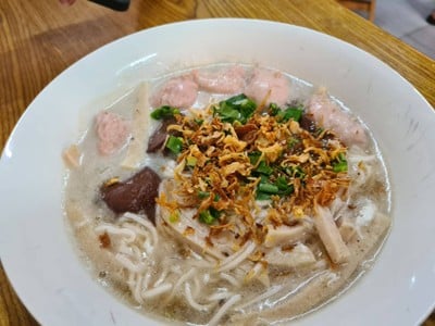 ก๋วยจั๊บญวณพิเศษเครื่องใส่ไข่