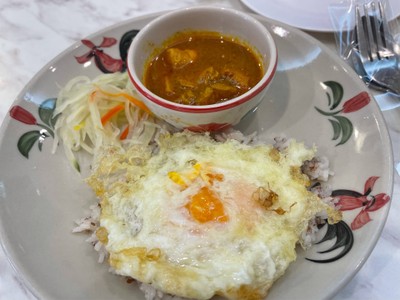 ข้าวมันแกงไก่ไข่ดาว