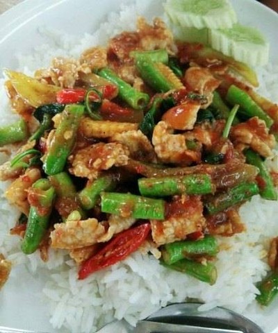 ผัดพริกแกงหมูชิ้นราดข้าว