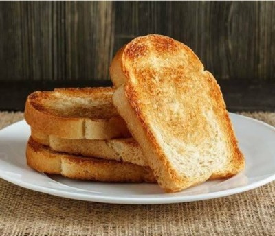 ขนมปังปิ้ง ทานคู่กับหมู และ ไก่ สะเต๊ะ แผ่นละ 10 บาท