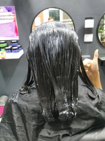 ขณะยืดผม