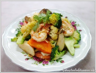กุ้งผัดบร็อกโคลี่กับดอกกะหล่ำ กุ้งผัดบร็อกโคลี่กับดอกกะหล่ำ