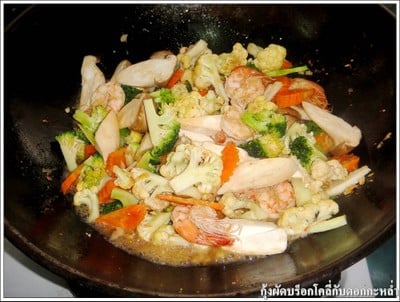 วิธีทำ กุ้งผัดบร็อกโคลี่กับดอกกะหล่ำ