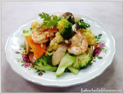 วิธีทำ กุ้งผัดบร็อกโคลี่กับดอกกะหล่ำ