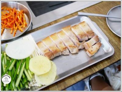 หมูสามชั้น (Wet-Aged Pork Belly with skin)