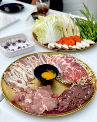 ชุดหมูรวมถึงเนื้อถึงตัว