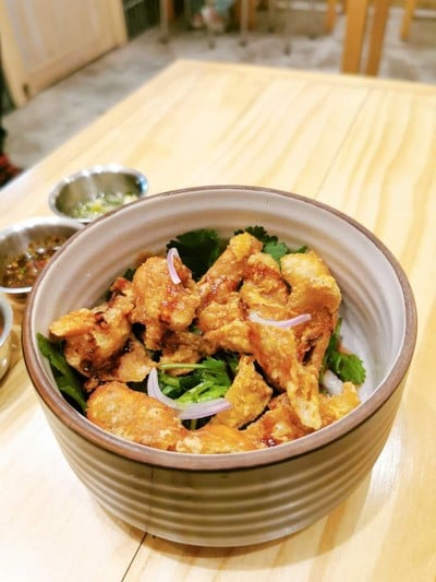 สลัดผักชีหนังไก่ทอด CORIANDER SALAD WITH FRIED CHICKEN SKIN