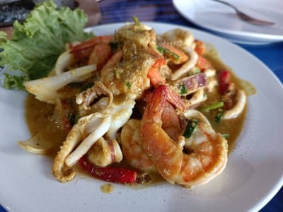 กุ้งหมึกผัดผงกะหรี่