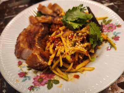 หมูสามชั้นทอดน้ำปลาและยำมะม่วงน้ำพริกเผา