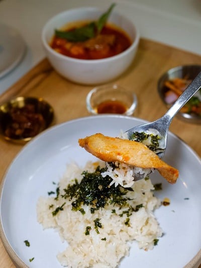 ข้าวฉ่าน้ำปลาแกงคั่วแก้มเนื้อวากิวหรือคางหมู