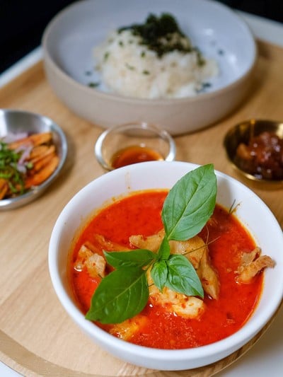 ข้าวฉ่าน้ำปลาแกงคั่วแก้มเนื้อวากิวหรือคางหมู