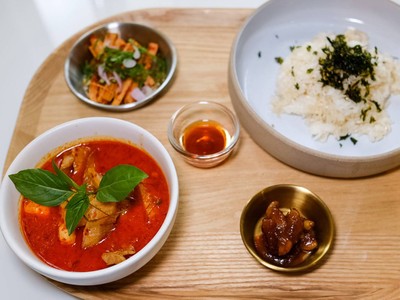 ข้าวฉ่าน้ำปลาแกงคั่วแก้มเนื้อวากิวหรือคางหมู