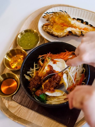 ข้าวยำกุ้งแม่น้ำจานร้อนซอส XO