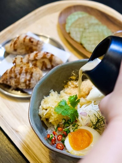 โซเม็งซาวน้ำเย็น เสิร์ฟพร้อมกับไอศกรีมสับปะรดกระชายและกรานิต้าน้ำมะพร้าว