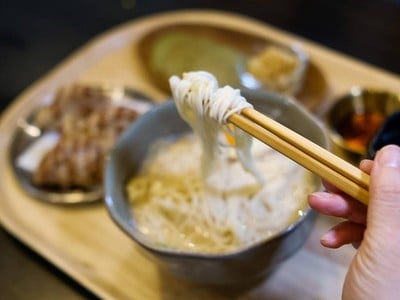 โซเม็งซาวน้ำเย็น เสิร์ฟพร้อมกับไอศกรีมสับปะรดกระชายและกรานิต้าน้ำมะพร้าว