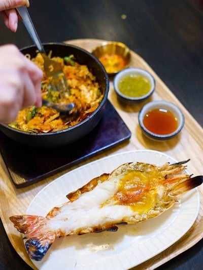 ข้าวยำกุ้งแม่น้ำจานร้อนซอส XO
