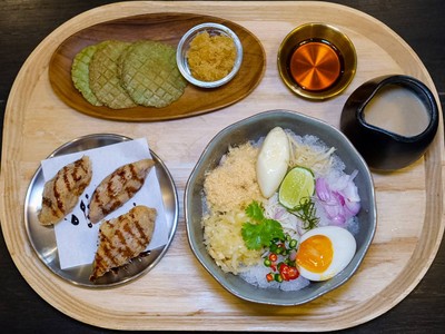 โซเม็งซาวน้ำเย็น เสิร์ฟพร้อมกับไอศกรีมสับปะรดกระชายและกรานิต้าน้ำมะพร้าว