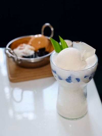 บัวลอยอัญชันน้ำกระทิทรงเครื่อง