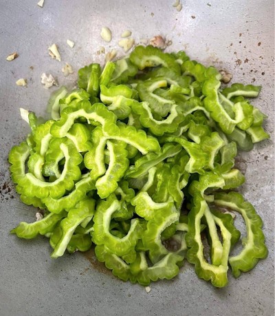 วิธีทำ มะระผัดไข่ใส่หมูสับ