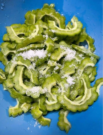 วิธีทำ มะระผัดไข่ใส่หมูสับ