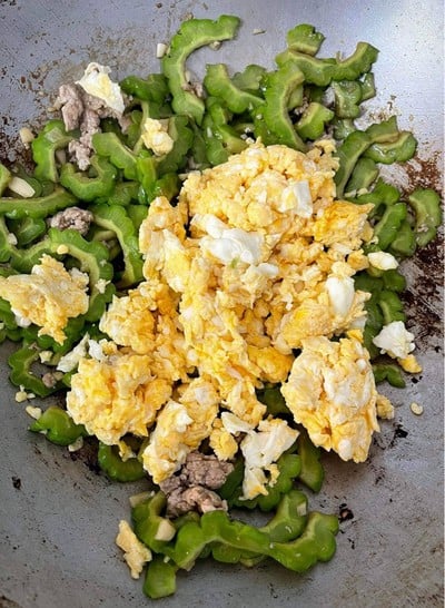 วิธีทำ มะระผัดไข่ใส่หมูสับ