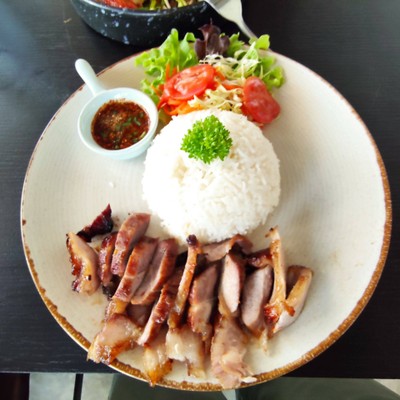 ข้าวหน้าคอหมูย่าง กับน้ำจิ้มแจ่ว