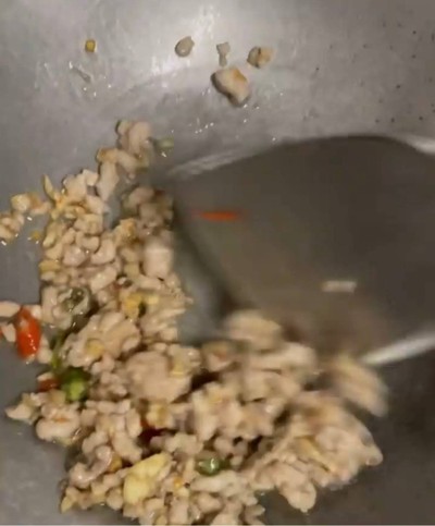 วิธีทำ ผัดกะเพราหมูสับ+ไข่ดาวกรอบ