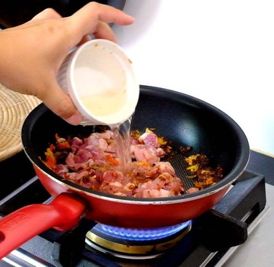 วิธีทำ หมูสันคอเเละกุ้งผัดกะปิสะตอ วิธีทำ หมูสันคอเเละกุ้งผัดกะปิสะตอ