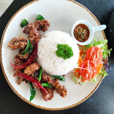 ข้าวหมูคลุกฝุ่นทอด กับน้ำจิ้มแจ่ว