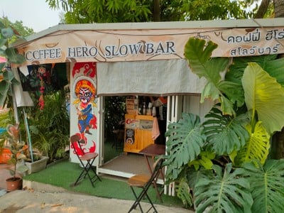 เมื่อเข้ามาจากทางหน้าวัดร้านอยู่ตึกแรกด้านขวา จะมีรูปเอ็งกอน่ารักๆอยู่