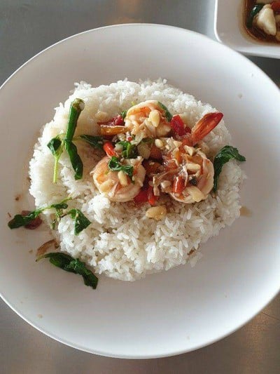 ผัดกะเพรากุ้งราดข้าว