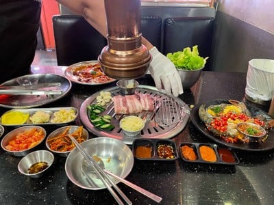 Nice Two Meat U Siam Square Soi 3