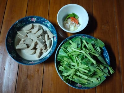 วิธีทำ คะน้าผัดหมูยอ