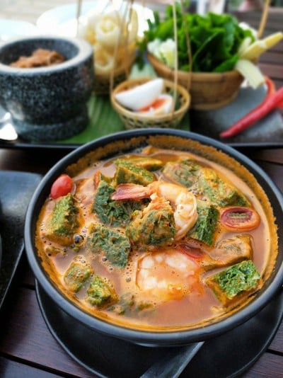 แกงส้มชะอมไข่กุ้งสด