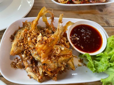 ปลาทรายทอดกระเทียม