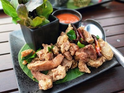 สันคอหมูทอดน้ำปลา