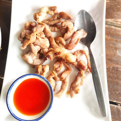 คอหมูทอดน้ำปลา