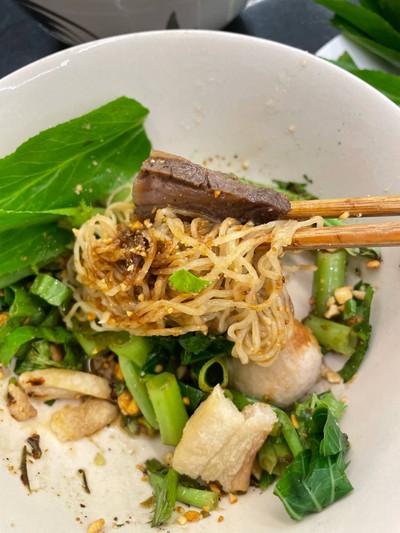 บะหมี่แห้งยำ