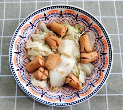 ผัดผักกาดขาวไส้กรอก